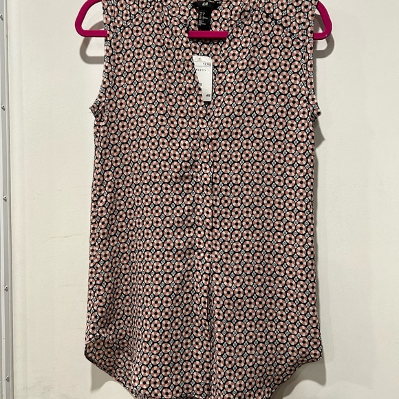 H&M sleeveless lightweight blouse. Size 4. 100% Polyester - Picture 3 of 4
